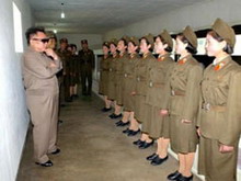 северокорейская бижутерия в теплых объятьях ким чен ира